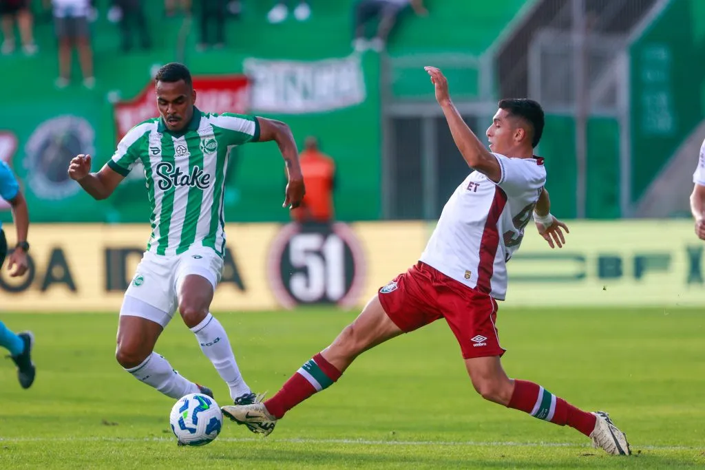 RS – CAXIAS DO SUL – 18/05/2025 – BRASILEIRO A 2025, JUVENTUDE X FLUMINENSE – Caique jogador do Juventude disputa lance com Kevin Serna jogador do Fluminense durante partida no estadio Alfredo Jaconi pelo campeonato Brasileiro A 2025. Foto: Luiz Erbes/AGIF