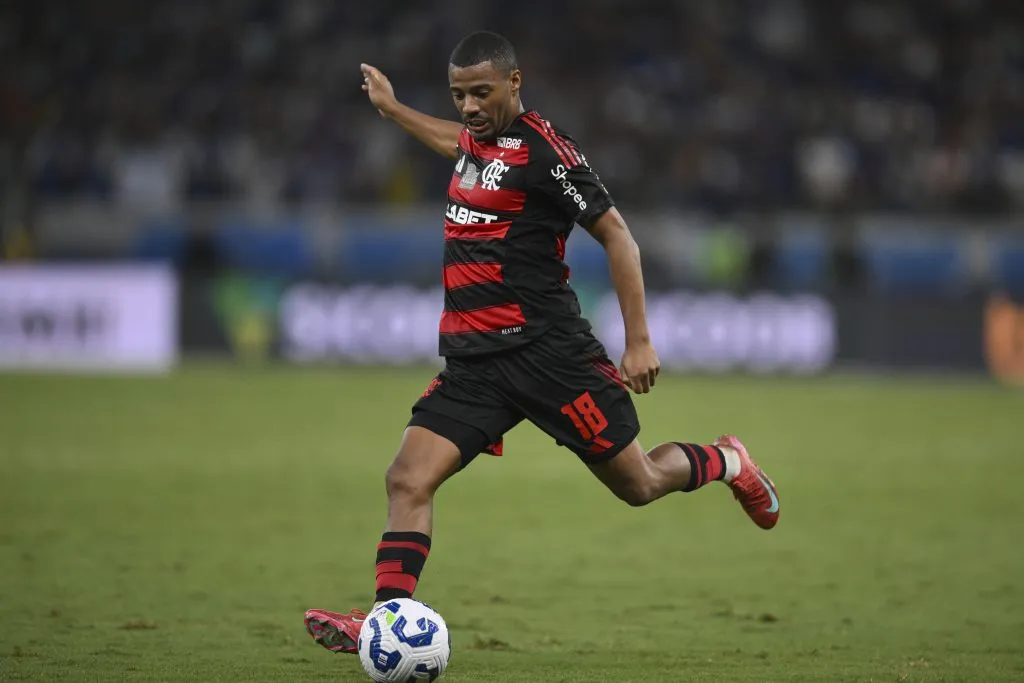 BELO HORIZONTE, BRAZIL – MAY 04: Nicolas de la Cruz of Flamengo controls the ball during a match between Cruzeiro and Flamengo as part of Brasileirao 2025 at Mineirão Stadium on May 4, 2025 in Belo Horizonte, Brazil. (Photo by Pedro Vilela/Getty Images)