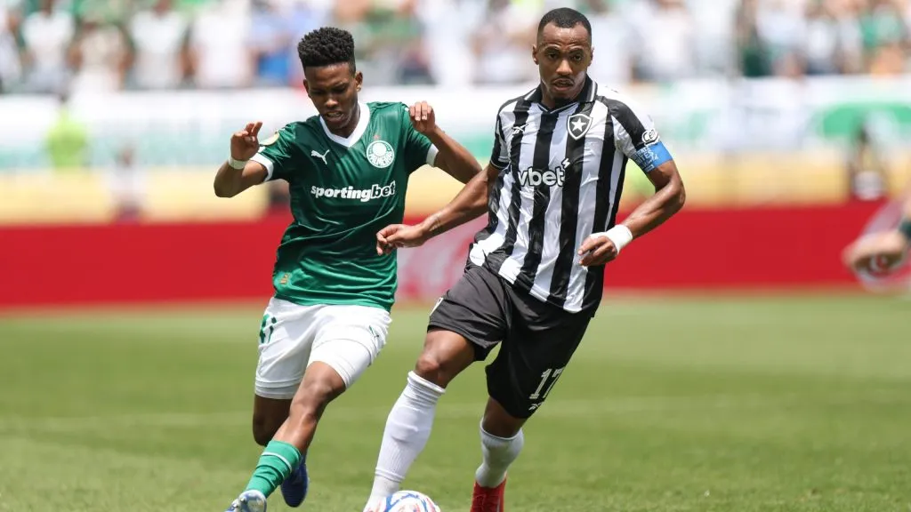 Estêvão e Marlon Freitas disputando lance durante a partida. Foto: Francois Nel/Getty Images