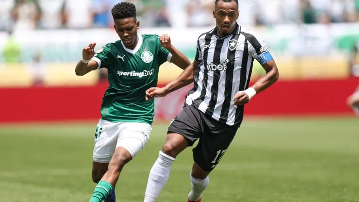 Estêvão e Marlon Freitas disputando lance durante a partida. Foto: Francois Nel/Getty Images