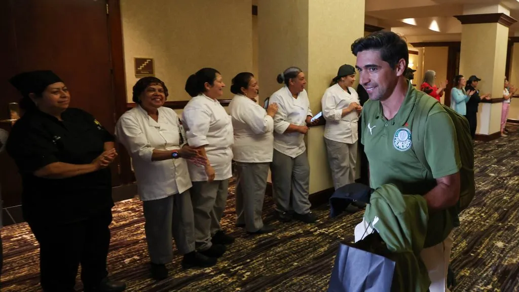 O técnico Abel Ferreira, da SE Palmeiras, durante embarque para a Filadelfia.