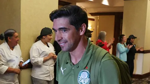 O técnico Abel Ferreira, da SE Palmeiras, durante embarque para a Filadelfia.