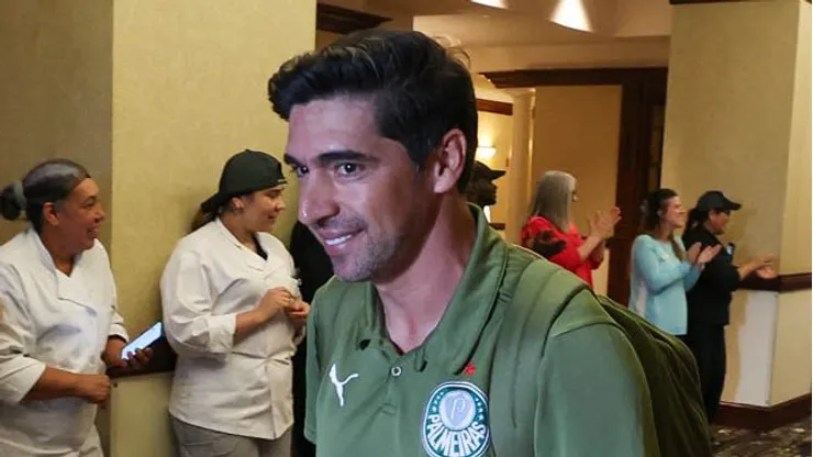O técnico Abel Ferreira, da SE Palmeiras, durante embarque para a Filadelfia.