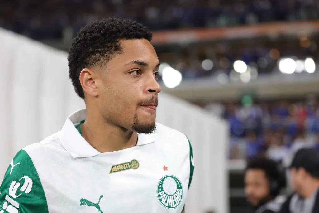 Vitor Roque tenta gol de bicicleta e irrita torcedores do Palmeiras: “Força demais”. Foto: Gilson Lobo/AGIF