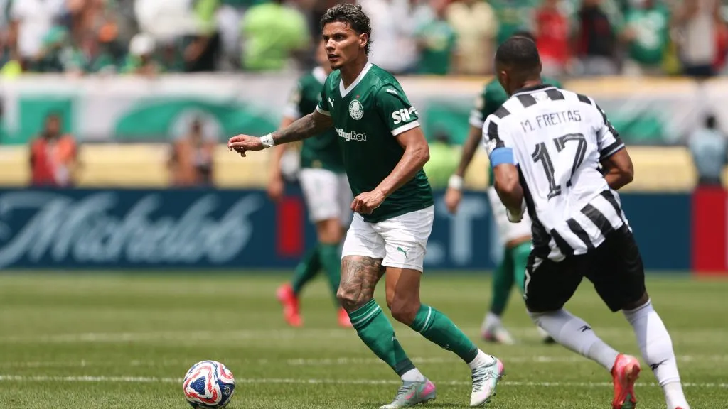 PHILADELPHIA, PENNSYLVANIA – JUNE 28: Richard Rios #8 of Palmeiras runs with the ball while under pressure from Marlon Freitas #17 of Botafogo during the FIFA Club World Cup 2025 round of 16 match between SE Palmeiras and Botafogo FR at Lincoln Financial Field on June 28, 2025 in Philadelphia, Pennsylvania. (Photo by Francois Nel/Getty Images)