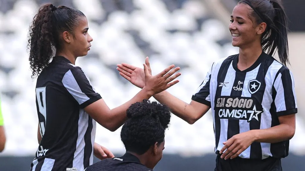 Jogadoras do time sub-20 feminino do Botafogo em campo