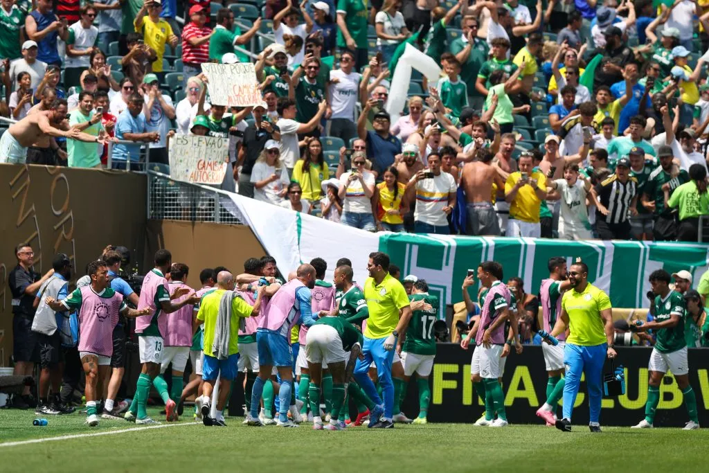 Jogadores do Palmeiras comemorando o gol do Paulinho que classificou o clube para as quartas do Mundial de Clubes  (Photo by Francois Nel/Getty Images)