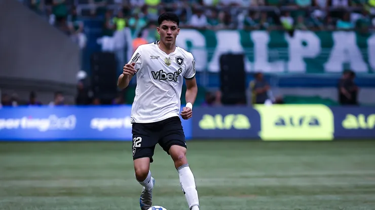 Jair Cunha jogador do Botafogo durante partida contra o Palmeiras no estadio Arena Allianz Parque pelo campeonato Brasileiro A 2025. Foto: Fabio Giannelli/AGIF