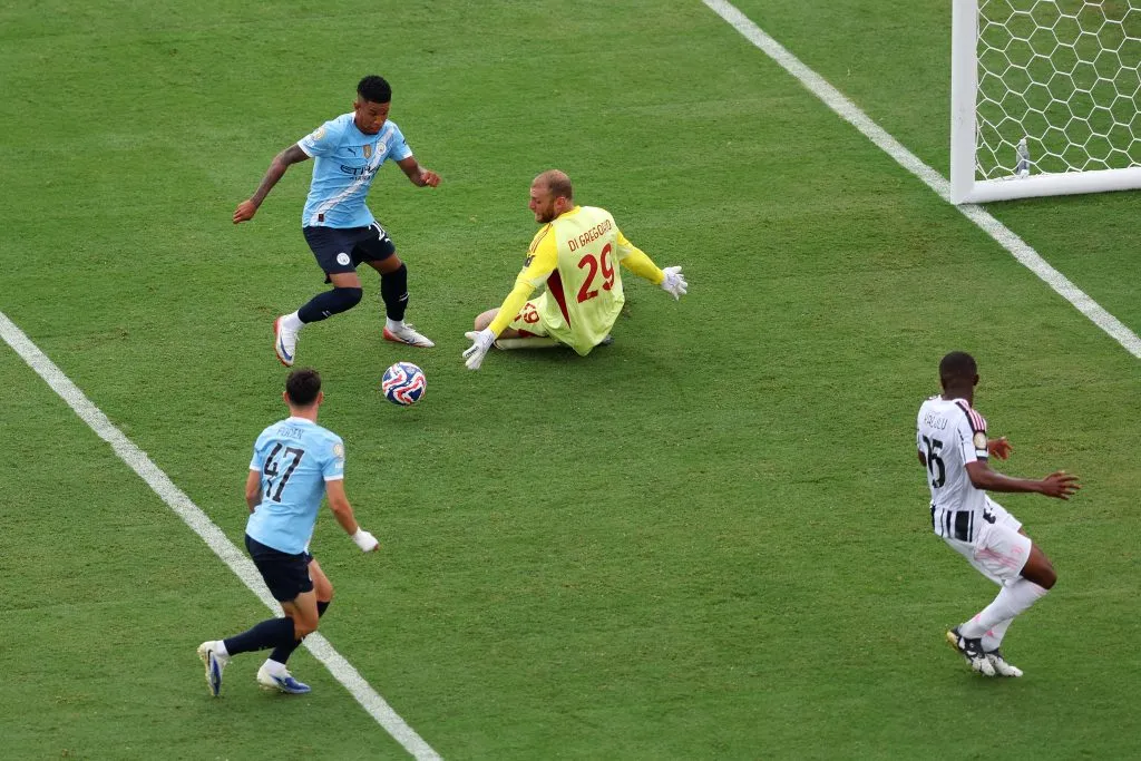 ORLANDO, FLORIDA – JUNE 26: Savinho #26 of Manchester City passes to Phil Foden #47 leading to the fourth goal for Manchester City during the FIFA Club World Cup 2025 group G match between Juventus FC and Manchester City FC at Camping World Stadium on June 26, 2025 in Orlando, Florida. (Photo by Megan Briggs/Getty Images)