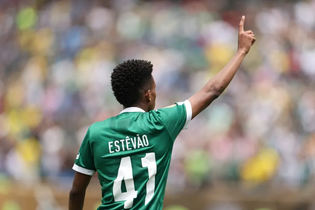 Estêvão durante partida com o Botafogo. Photo by Francois Nel/Getty Images