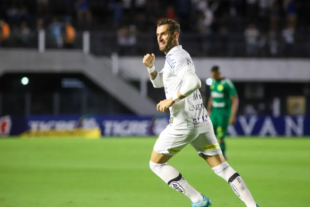 SP – Santos – 08/05/2022 – BRASILEIRO A 2022, SANTOS X CUIABA – Leo Baptistao jogador do Santos comemora seu gol durante partida contra o Cuiaba no estadio Vila Belmiro pelo campeonato Brasileiro A 2022. Foto: Fernanda Luz/AGIF