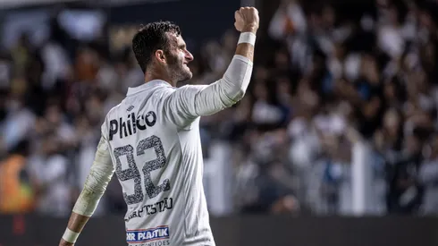 Leo Baptistao jogador do Santos comemora seu gol durante partida contra o Botafogo no estadio Vila Belmiro pelo campeonato Brasileiro A 2022. Foto: Raul Baretta/AGIF