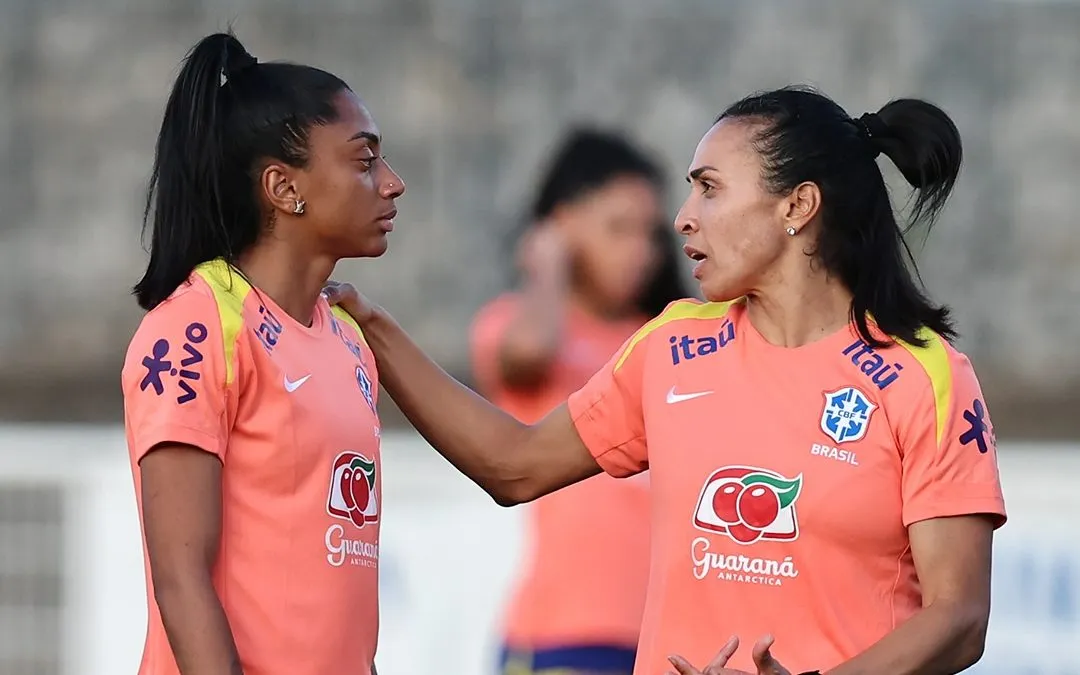 Marta dando orientações para Kerolin durante treino da Seleção Brasileira para o duelo contra a França. Foto:  Divulgação redes sociais/Seleção Brasileira