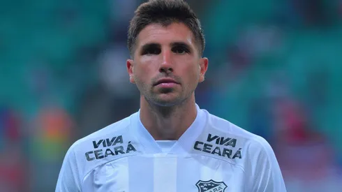 Lucas Mugni, jogador do Ceara, durante execucao do hino nacional antes da partida contra o Bahia no estadio Arena Fonte Nova pelo campeonato Copa Do Nordeste 2025. Foto: Walmir Cirne/AGIF