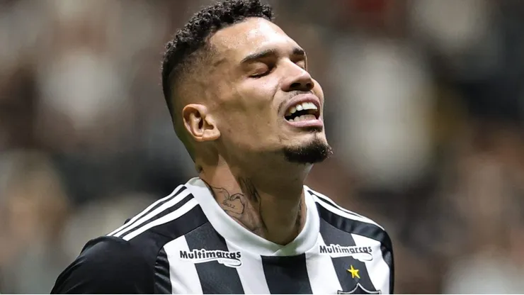 Paulinho é decisivo em Palmeiras x Botafogo e situação desperta reclamação dos atleticanos nas redes sociais.