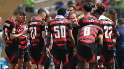 Filipe Luis, do Flamengo, dá instruções para o time antes do duelo contra o Chelsea no Mundial