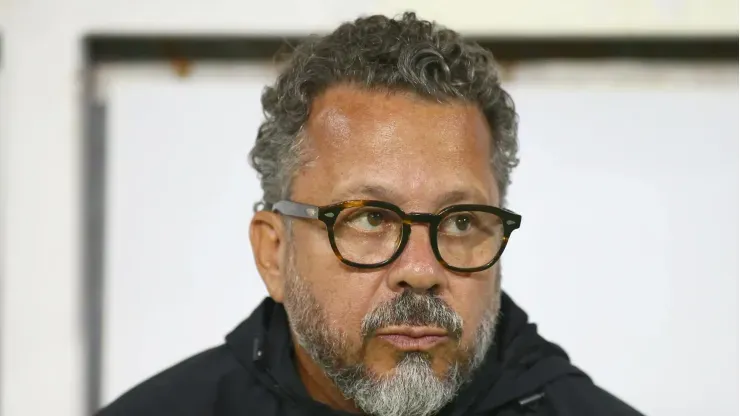 Cléber Xavier, treinador do Santos acompanhando a equipe Alvinegra – Foto: Mauricio De Souza/AGIF