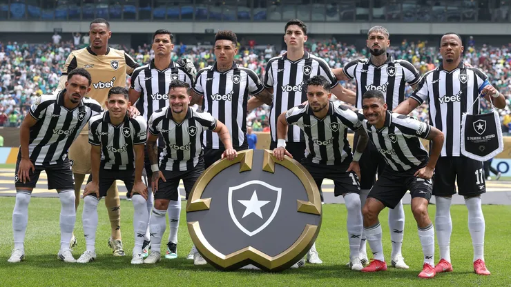 PHILADELPHIA, PENNSYLVANIA - JUNE 28: Players of Botafogo pose for a team photograph prior to the FIFA Club World Cup 2025 round of 16 match between SE Palmeiras and Botafogo FR at Lincoln Financial Field on June 28, 2025 in Philadelphia, Pennsylvania. (Photo by Francois Nel/Getty Images)
