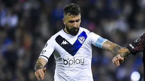 BUENOS AIRES, ARGENTINA - JUNE 29: Lucas Pratto of Velez fights for the ball with Enzo Perez of River Plate during a round of sixteen first leg match between Velez and River Plate as part of Copa CONMEBOL Libertadores 2022 at Jose Amalfitani Stadium on June 29, 2022 in Buenos Aires, Argentina. (Photo by Marcelo Endelli/Getty Images)
