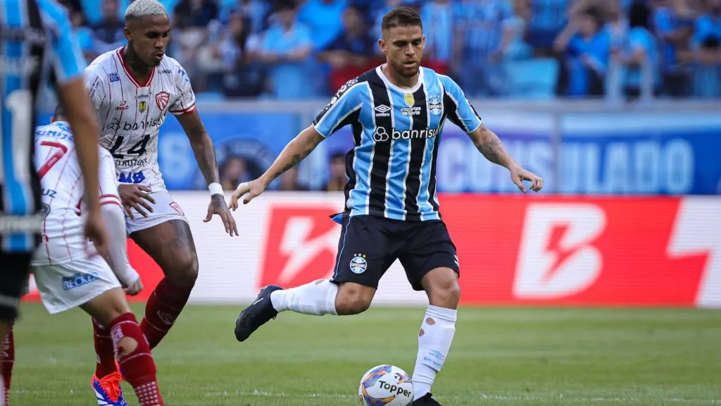Cuéllar em ação pelo Grêmio no Campeonato Gaúcho – Foto: Maxi Franzoi/AGIF