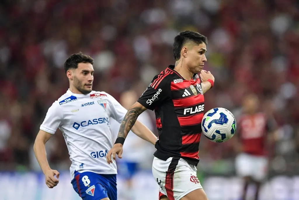 RJ – RIO DE JANEIRO – 01/06/2025 – BRASILEIRO A 2025, FLAMENGO X FORTALEZA – Luiz Araujo jogador do Flamengo durante partida contra o Fortaleza no estadio Maracana pelo campeonato Brasileiro A 2025. Foto: Thiago Ribeiro/AGIF