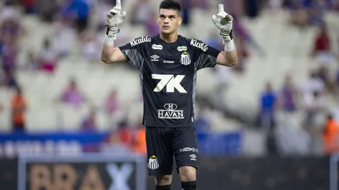 CE - FORTALEZA - 12/06/2025 - BRASILEIRO A 2025, FORTALEZA X SANTOS - Gabriel brazao goleiro do Santos comemora durante partida contra o Fortaleza no estadio Arena Castelao pelo campeonato Brasileiro A 2025. Foto: Baggio Rodrigues/AGIF