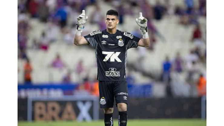 CE - FORTALEZA - 12/06/2025 - BRASILEIRO A 2025, FORTALEZA X SANTOS - Gabriel brazao goleiro do Santos comemora durante partida contra o Fortaleza no estadio Arena Castelao pelo campeonato Brasileiro A 2025. Foto: Baggio Rodrigues/AGIF