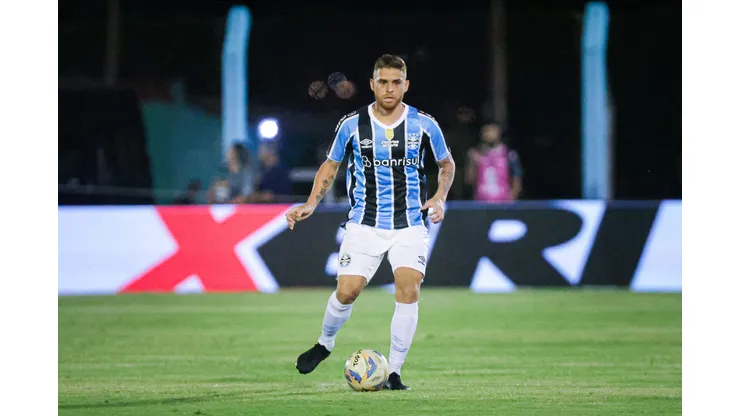 Cuéllar sofre com lesões e técnico do Grêmio detalha momento físico do volante. Foto: Maxi Franzoi/AGIF