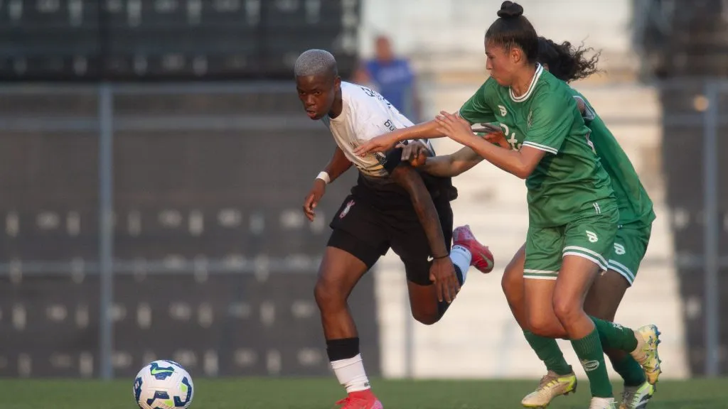 SP – SAO PAULO – 27/03/2025 – BRASILEIRO FEMININO 2025, CORINTHIANS X JUVENTUDE – Jhonson jogadora do Corinthians disputa lance com  jogadora do Juventude durante partida no estadio Alfredo Schurig pelo Campeonato Brasileiro Feminino 2025. Foto: Anderson Romao/AGIF