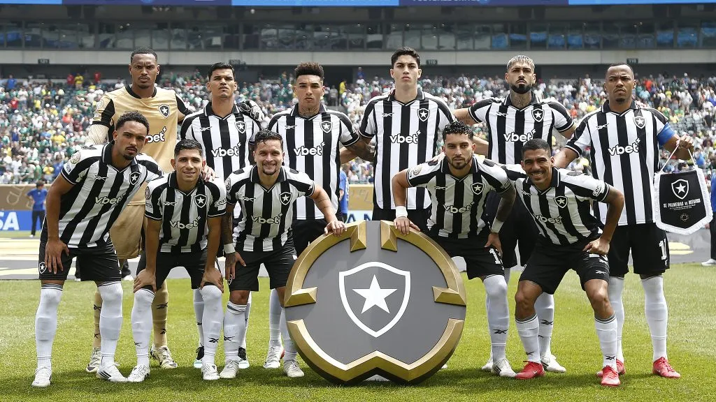 Titulares do Glorioso perfilados em campo. Foto: Vítor Silva/Botafogo.