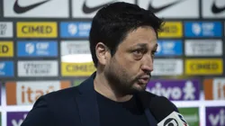 SP - BRAGANCA PAULISTA - 02/06/2025 - AMISTOSO FUTEBOL FEMININO, BRASIL X JAPAO - Arthur Elias tecnico do Brasil durante partida contra o Japao no estadio Cicero De Souza Marques pelo campeonato Amistoso. Foto: Anderson Romao/AGIF