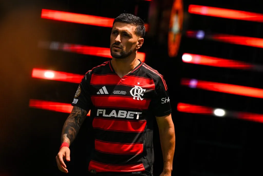 PHILADELPHIA, PENNSYLVANIA – JUNE 20: Giorgian de Arrascaeta of CR Flamengo walks onto the pitch prior to the FIFA Club World Cup 2025 group D match between CR Flamengo and Chelsea FC at Lincoln Financial Field on June 20, 2025 in Philadelphia, Pennsylvania. (Photo by David Ramos/Getty Images)