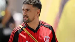 PHILADELPHIA, PENNSYLVANIA - JUNE 20: Giorgian de Arrascaeta #10 of CR Flamengo arrives at the stadium prior to the FIFA Club World Cup 2025 group D match between CR Flamengo and Chelsea FC at Lincoln Financial Field on June 20, 2025 in Philadelphia, Pennsylvania. (Photo by David Ramos/Getty Images)
