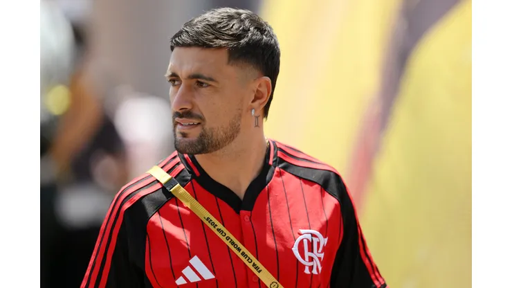 PHILADELPHIA, PENNSYLVANIA - JUNE 20: Giorgian de Arrascaeta #10 of CR Flamengo arrives at the stadium prior to the FIFA Club World Cup 2025 group D match between CR Flamengo and Chelsea FC at Lincoln Financial Field on June 20, 2025 in Philadelphia, Pennsylvania. (Photo by David Ramos/Getty Images)