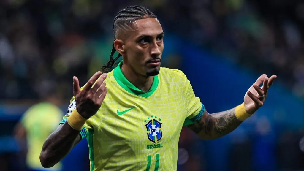Raphinha em ação com a camisa da Seleção Brasileira. Foto: Fabio Giannelli/AGIF.