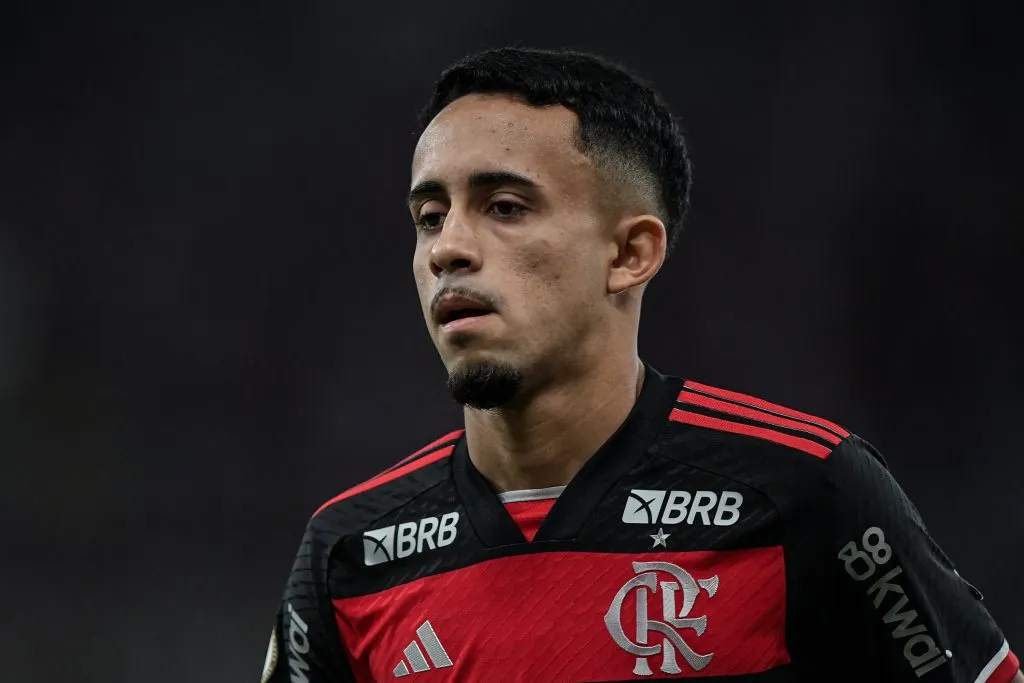 Matheus Gonçalves em partida pelo Flamengo. Foto: Thiago Ribeiro/AGIF