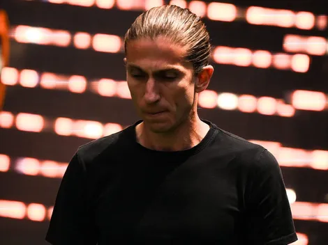 Filipe Luís é criticado pela torcida por demora nas substituições