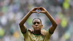 Torcida do Palmeiras invade redes para pedir que Abel não coloque Vanderlan na vaga do suspenso Piquerez contra o Chelsea. (Photo by Miguel Schincariol/Getty Images)