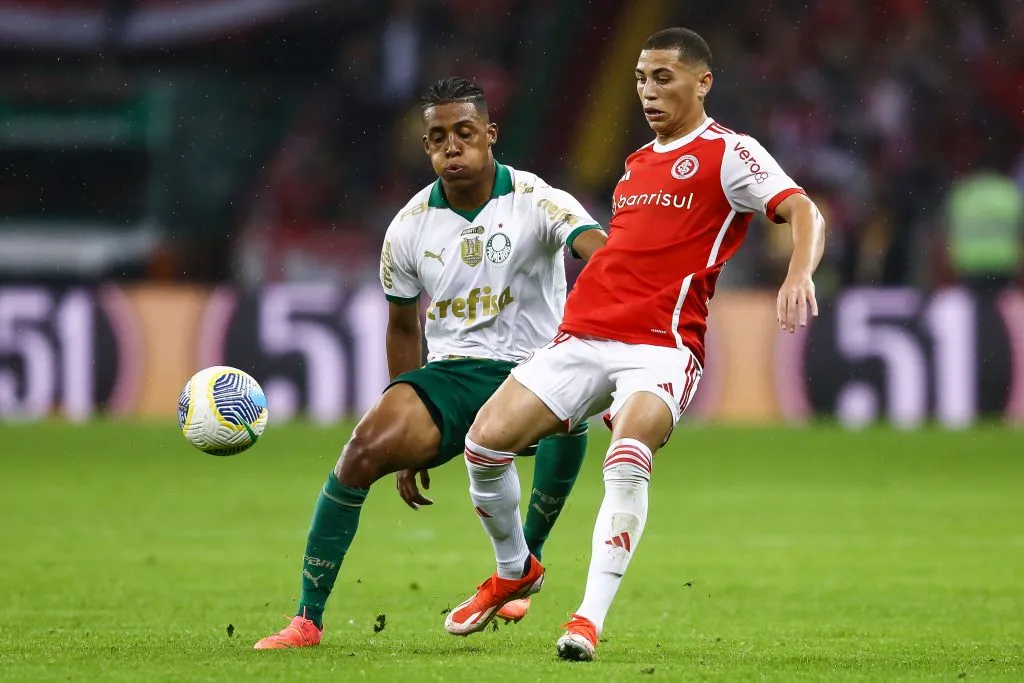 PORTO ALEGRE, BRAZIL – AUGUST 4: Gabriel Carvalho of Internacional and Vanderlan of Palmeiras compete for the ball during the match between Internacional and Palmeiras as part of Brasileirao 2024 at Beira-Rio Stadium on August 4, 2024 in Porto Alegre, Brazil. (Photo by Pedro H. Tesch/Getty Images)