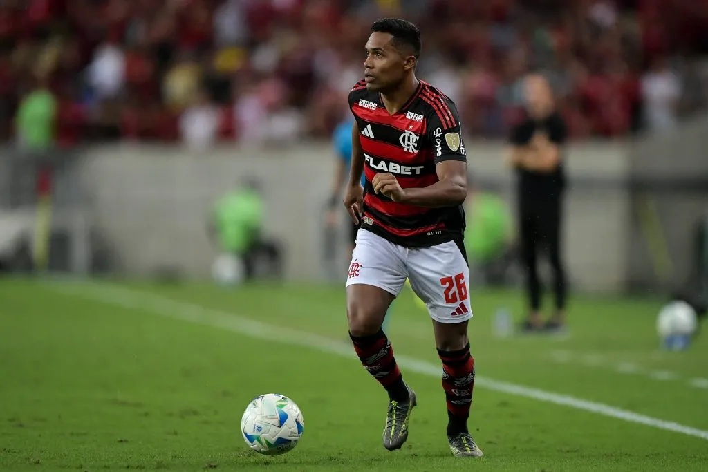 Alex Sandro, jogador do Flamengo durante partida contra o Deportivo Tachira no estadio Maracana pelo campeonato Copa Libertadores 2025. Foto: Thiago Ribeiro/AGIF