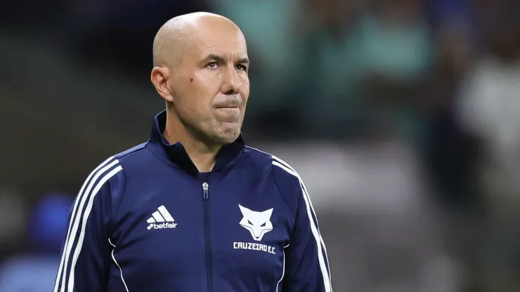 Leonardo Jardim, técnico do Cruzeiro, durante partida contra o Vila Nova, pela Copa Betano do Brasil. Foto: Gilson Lobo/AGIF.