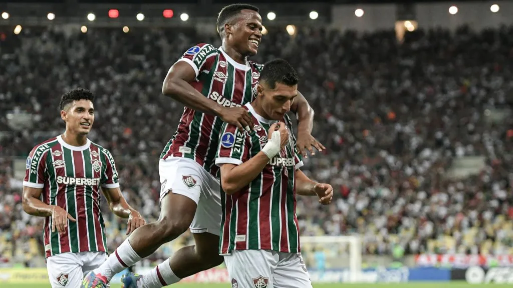 Arias e Serna comemorando pelo Fluminense – Foto: Thiago Ribeiro/AGIF