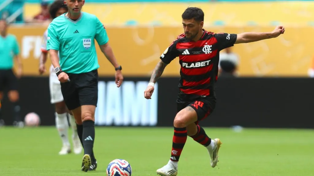 Arrascaeta finalizando. Foto: Gilvan de Souza/CRF