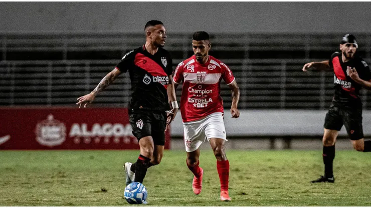 Jogadores de Atlético-GO e CRB dividem a bola. Foto: AGIF / Alamy Stock Photo