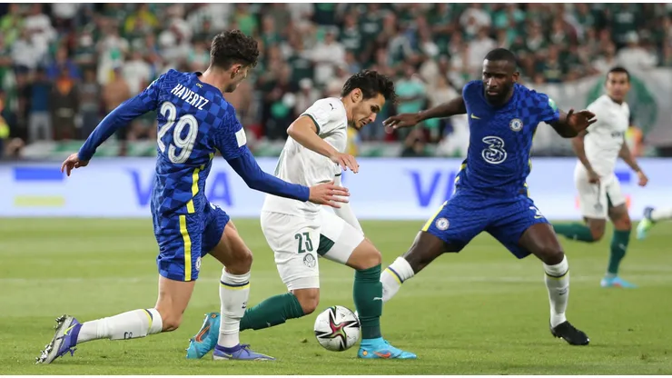 Raphael Veiga foi marcado por jogadores do Chelsea no Mundial de 2022. Foto: Action Plus Sports Images / Alamy Stock Photo