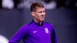 Charles durante treinamento no CT Joaquim Grava