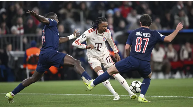 Michael Olise pelo Bayern de Munique em partida diante do PSG. Foto: imageBROKER.com / Alamy Stock Photo