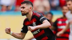 Jorginho comemorando pelo Flamengo após marcar no Mundial - Foto: Reprodução/Flamengo