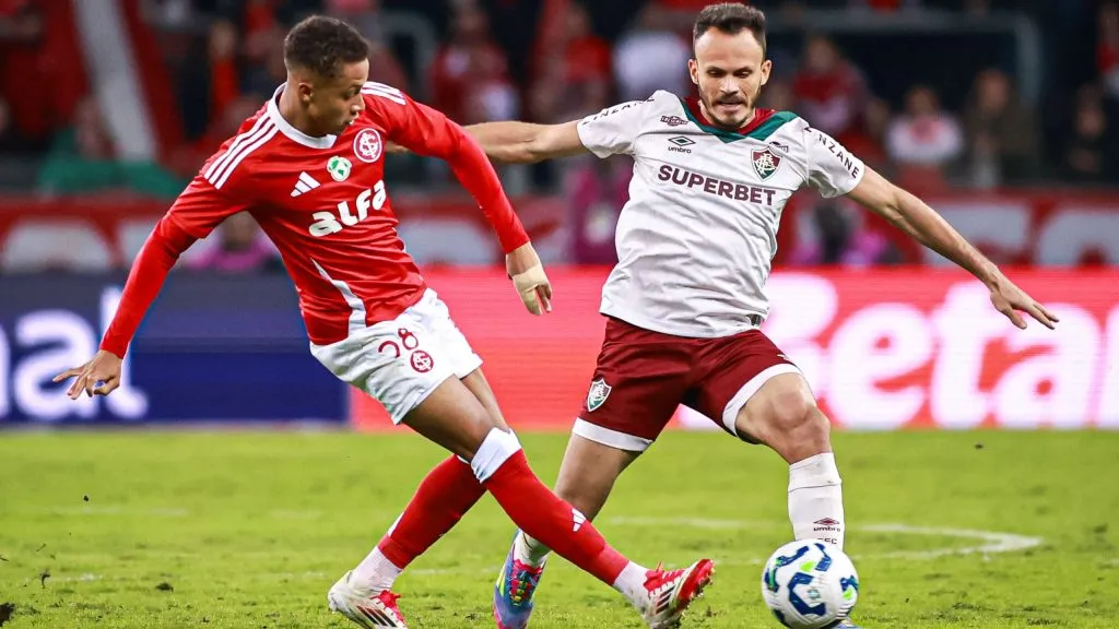 RS – PORTO ALEGRE – 01/06/2025 – BRASILEIRO A 2025, INTERNACIONAL X FLUMINENSE – Vitinho jogador do Internacional disputa lance com Rene jogador do Fluminense durante partida no estadio Beira-Rio pelo campeonato Brasileiro A 2025. Foto: Maxi Franzoi/AGIF