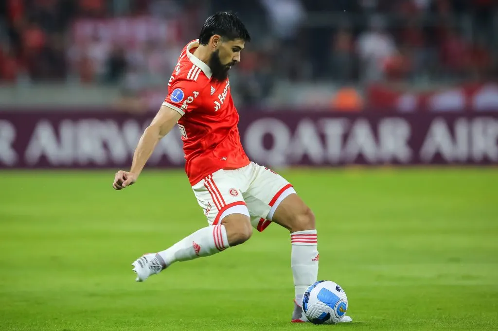 RS – Porto Alegre – 24/05/2022 – COPA SUL-AMERICANA 2022, INTERNACIONAL X 9 DE OCTUBRE-EQU – Bruno Mendez jogador do Internacional durante partida contra o 9 De Octubre no estadio Beira-Rio pelo campeonato Copa Sul-Americana 2022. Foto: Pedro H. Tesch/AGIF